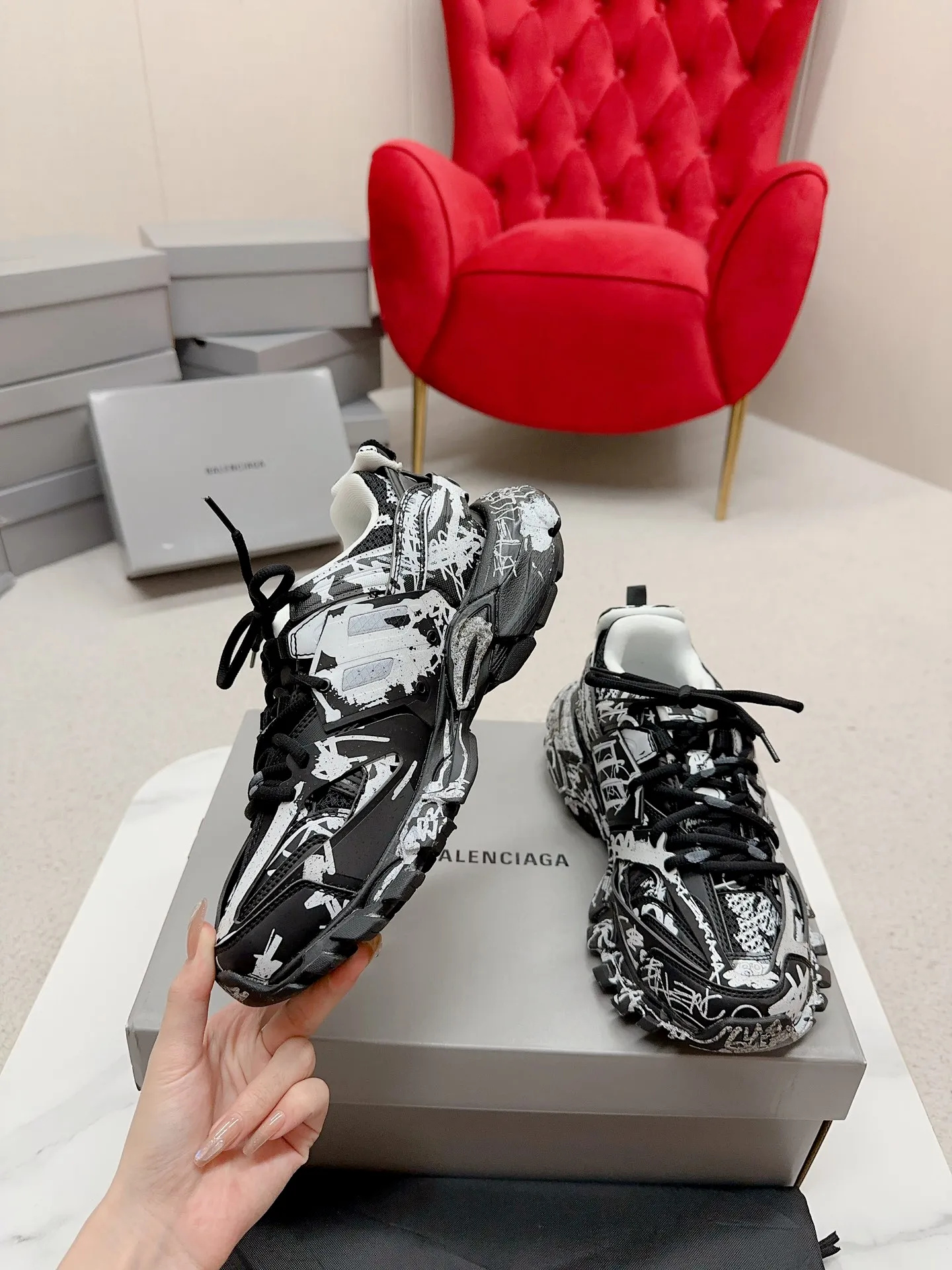 👟👟Ex-factory price 980👟👟 Men's size +10 𝐁𝐚𝐥𝐞𝐧𝐜𝐢𝐚𝐠𝐚|||𝐭𝐫𝐚𝗰𝐤 series 𝟑.𝟎Three generations of sports dad shoes‼ ️ [Top high-end quality from Dongguan Factory] Balenciaga dad shoes ~ super fashionable ~ full and three-dimensional shoes ~ amazing lines ~ very soft and light on the feet ~ super comfortable ~ versatile for commuting ~ can be paired with mid-calf socks, bell bottoms, wide-leg pants, overalls, very high-end ~ very manly and handsome ~ suitable for spring, summer, autumn and winter all year round... ⇢✈ Upper: Exclusive 1:1 original molded custom imported technical fabric mesh + imported cloth + 3M reflective strips [composed of 108 sub-pieces] ⇢✈Inner lining: Breathable mesh ⇢✈Outsole: Exclusive 1:1 original molded PU+TPU+EVA+rubber, a total of 13 sets of grinding tool combinations ⚠️Difference in market currency ~ high-end quality is definitely different ⇢✈𝐒𝐈𝐙𝐄Females: 35, 36, 37, 38, 39, 40 ⇢✈𝐒𝐈𝐙𝐄Men: 39, 40, 41, 42, 43, 44, 45